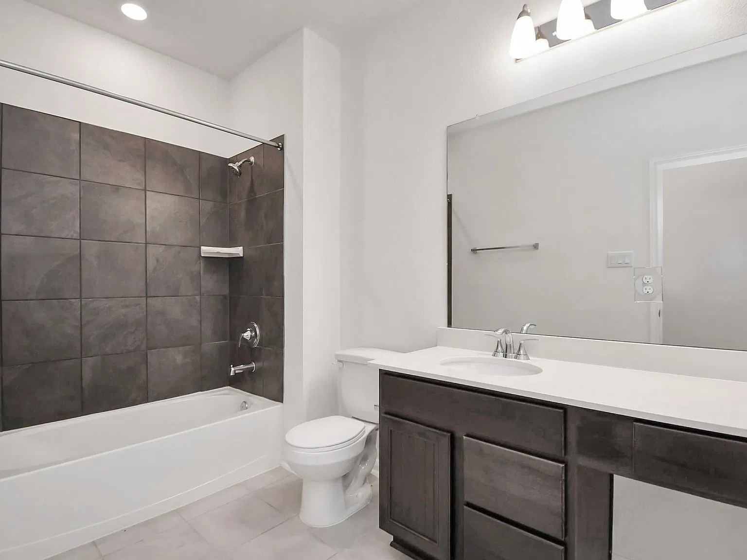 3 bed, 2.0 bath, 1944 sqft, $2,700 — Photo 4