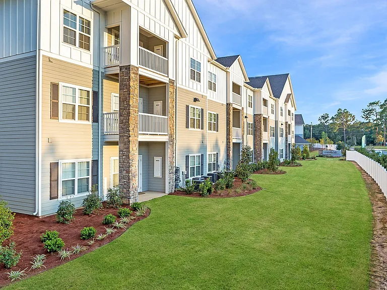 Creekside at Greenlawn Apartment Homes — Photo 23