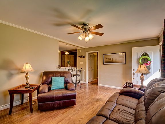 4th image of 1009 Sky Blue Dr
