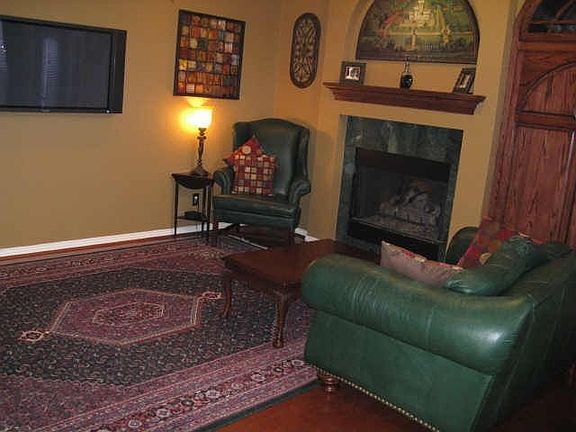 2nd image of 3001 Abbey Ln