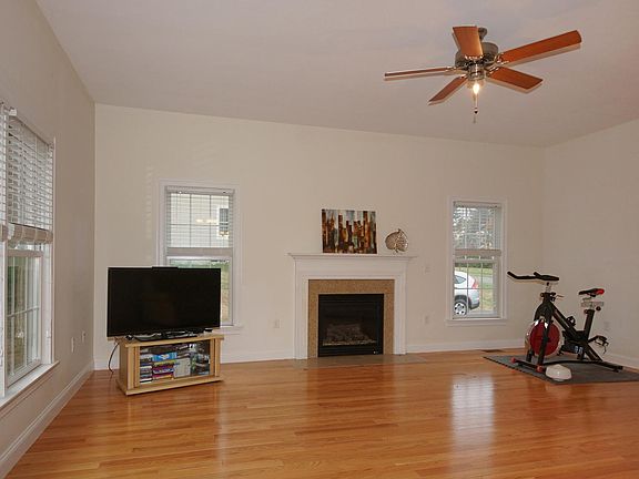3rd image of 1 Dartmouth Dr