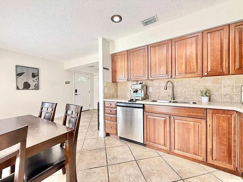 3 bed, 2.0 bath, 1182 sqft, $2,050 — Photo 4