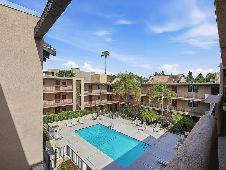 Encino Country Club Apartments — Photo 109