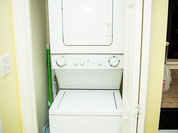 3rd image of 206 Hilltop Ln