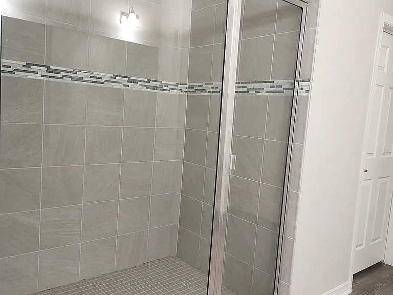 Master shower - comes with 2 shower head. One on either side