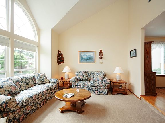 Light & bright living room!