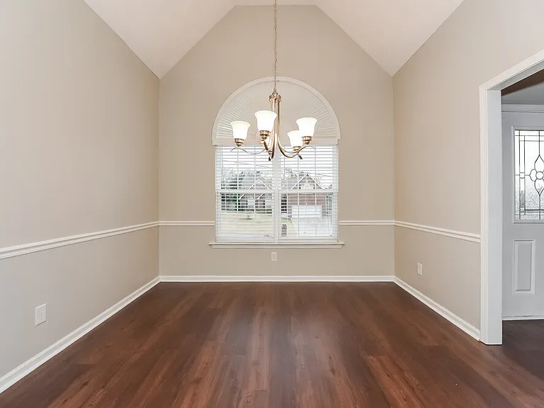 1903 Champlain Dr — Photo 5