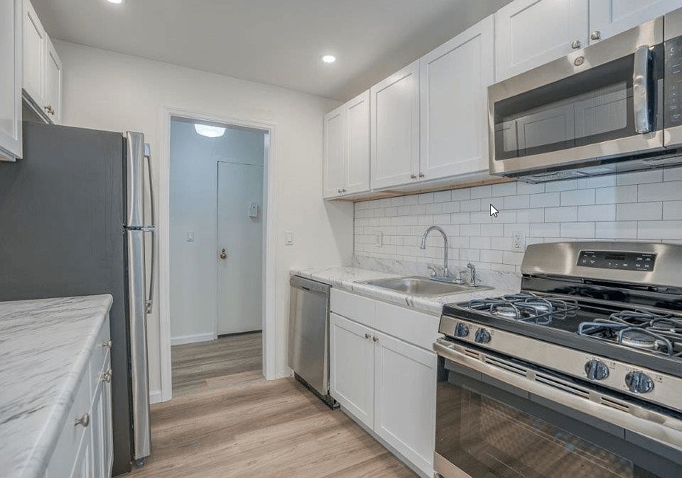 1st image of 160-180 W Chestnut St #174-1
