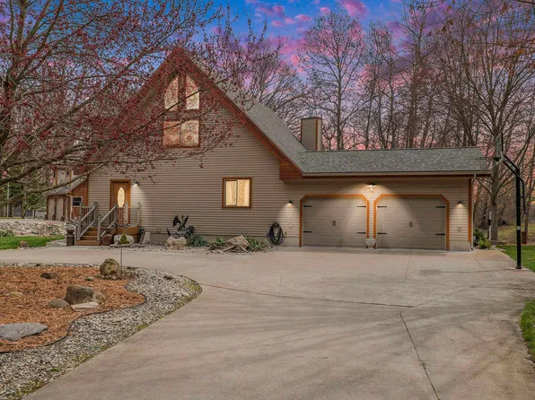 2000 Granada Ct, Weidman, MI 48893