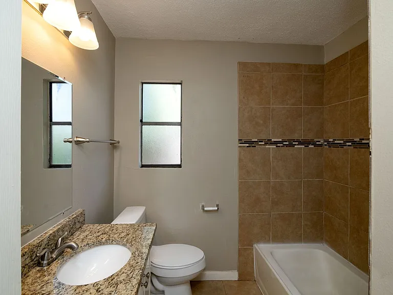207 Hackberry St — Photo 17