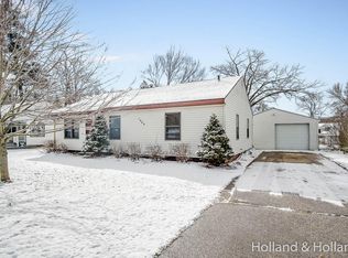 1469 Airport Rd, Norton Shores, MI 49444