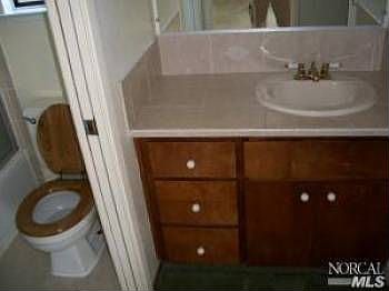 3rd image of 425 Hillcrest Cir