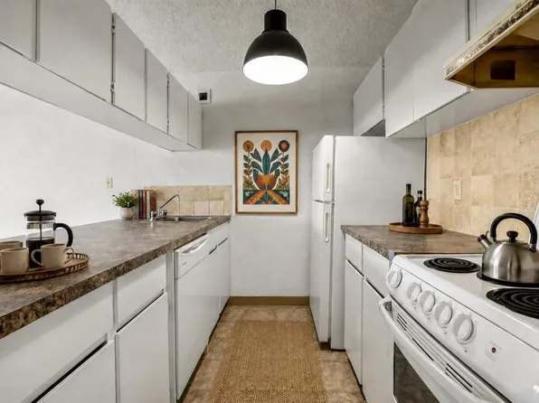 221 N 6th Ave SE #906, Calgary, AB T2G 4Z9