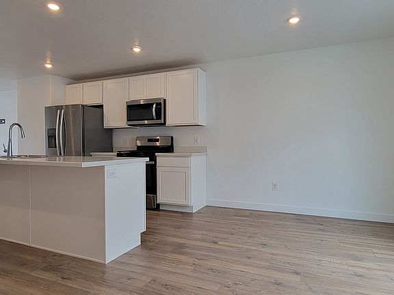 4th image of 1886 N Ten Hens Ave