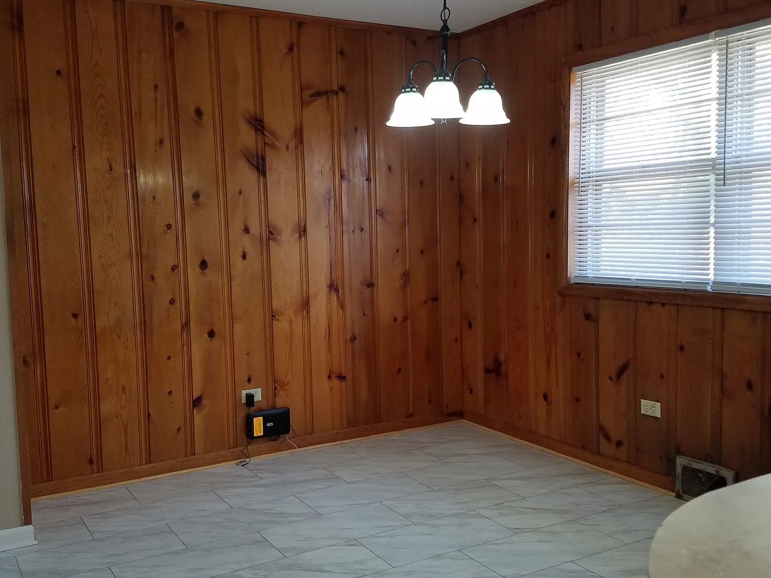 3 bed, 1.5 bath, 1322 sqft, $1,130 — Photo 3