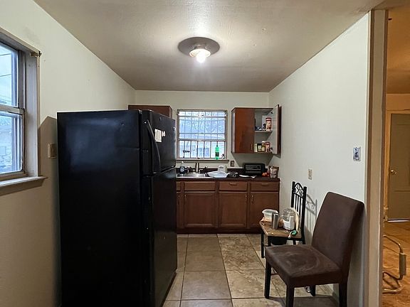 5th image of 710 E Southcross Blvd