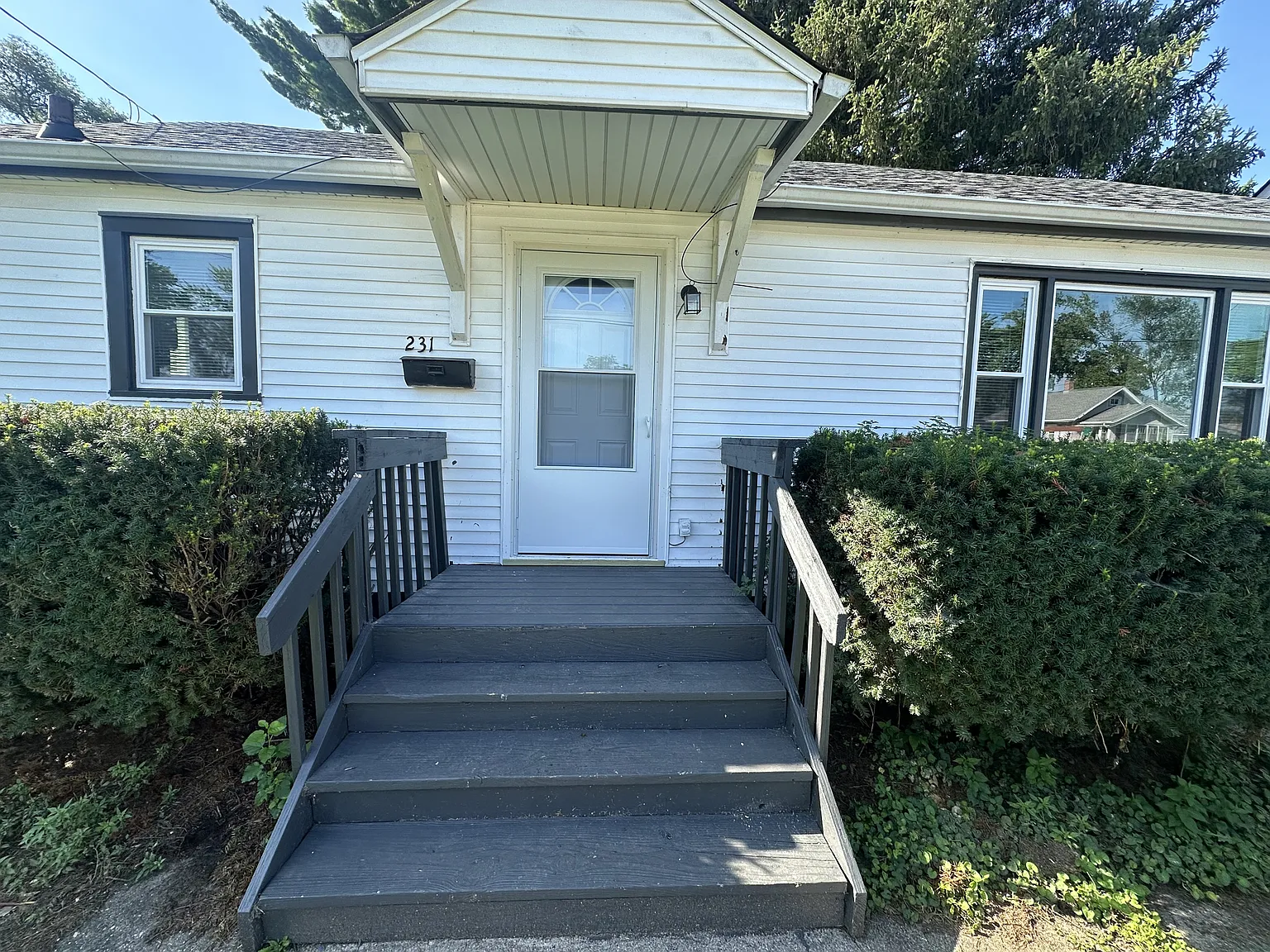 4 bed, $1,900 — Photo 1