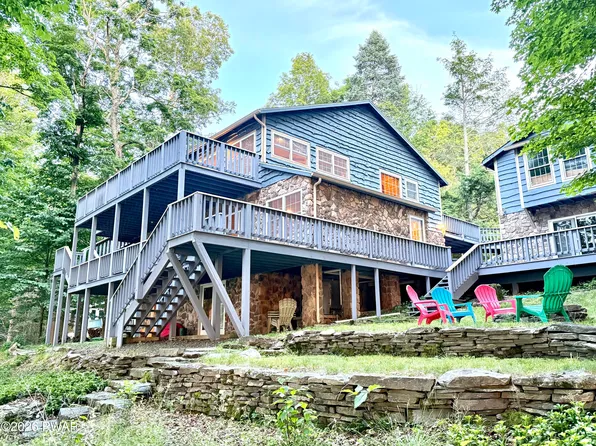 144 Waterfront Dr, Greentown, PA 18426