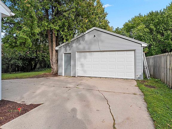 2nd image of 822 Ardennes St