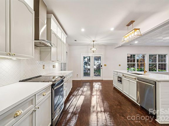 3rd image of 8418 Bampton Dr