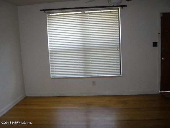 5th image of 2626 Red Oak Dr