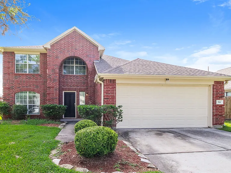 304 Cedar Branch Dr — Photo 1