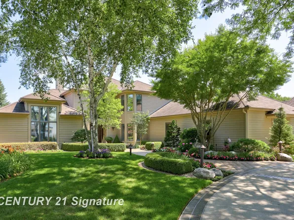 210 Golfview Dr, Saginaw, MI 48638