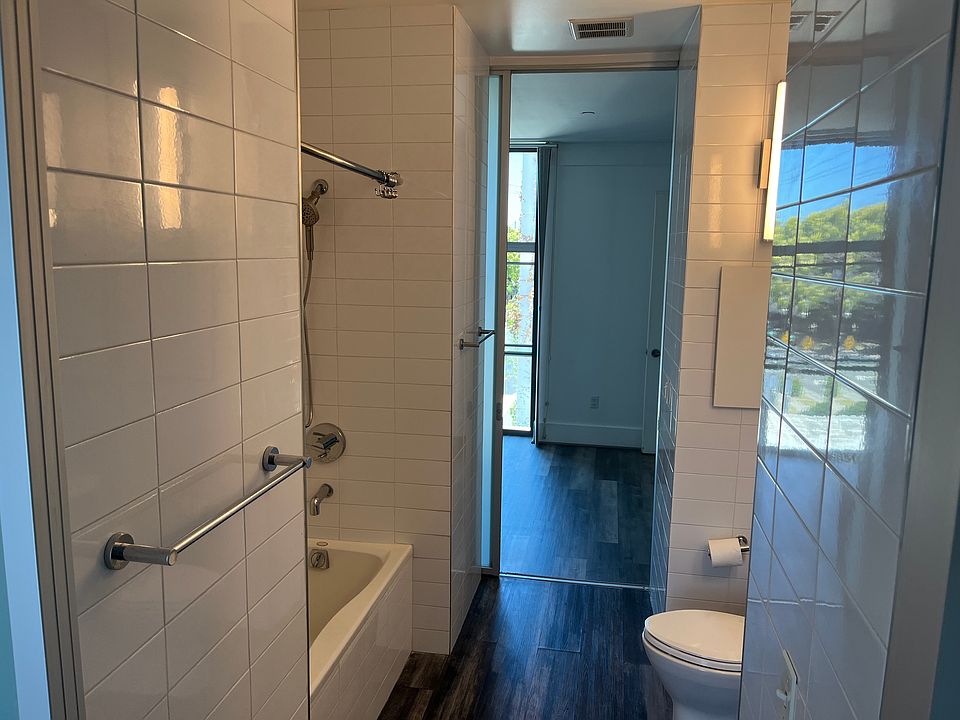 2nd image of 6137 Macarthur Blvd #301