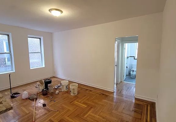 5th image of 652 Courtlandt Ave #3D