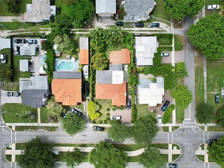 550 Westward Dr — Photo 2