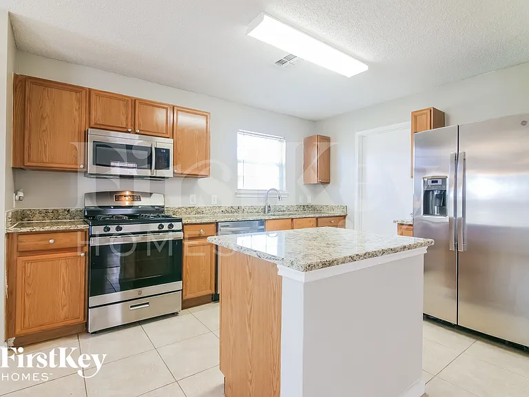 916 Simi Dr — Photo 6