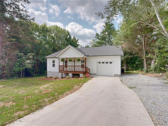3rd image of 1213 Hillcrest Dr