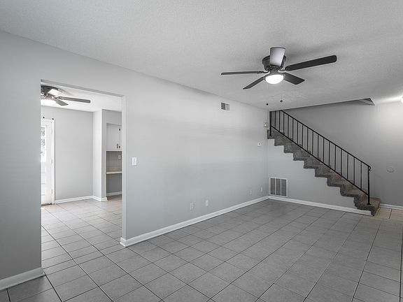 4th image of 2908 Williamsburg Ln #2914