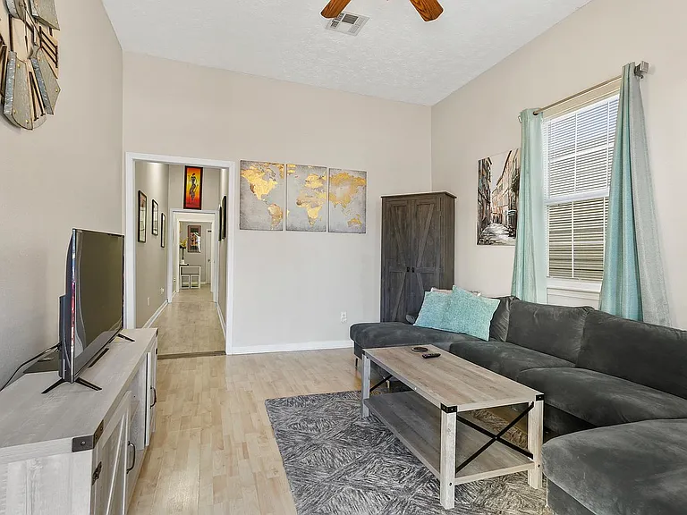 632 S Rendon St — Photo 2
