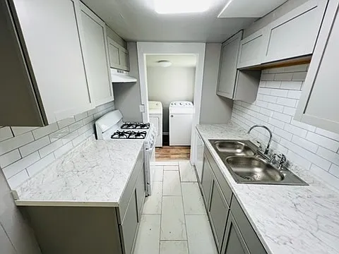 1007 N Florence Pl — Photo 3