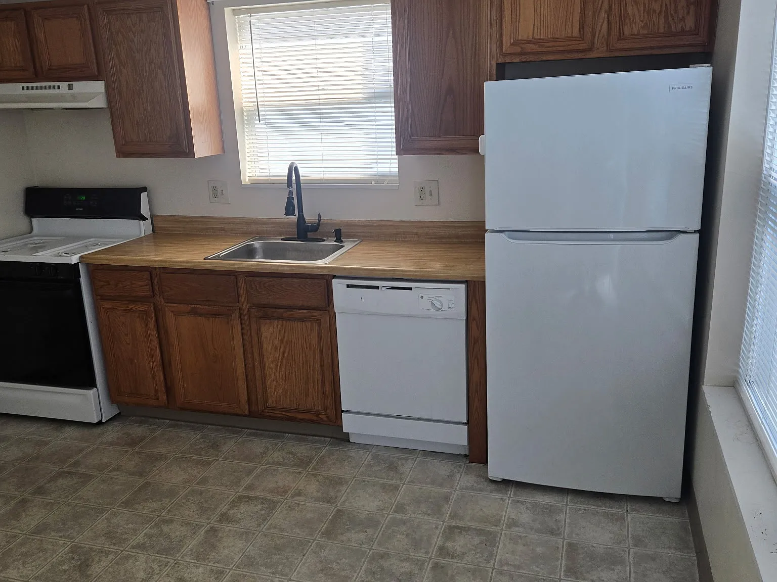 2 bed, 1.5 bath, 1100 sqft, $2,300 — Photo 2