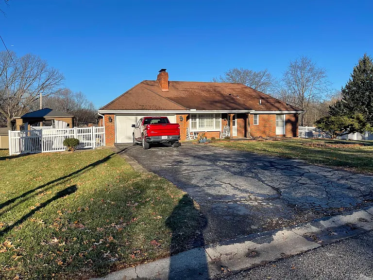 24 NE Normandy Ln — Photo 2