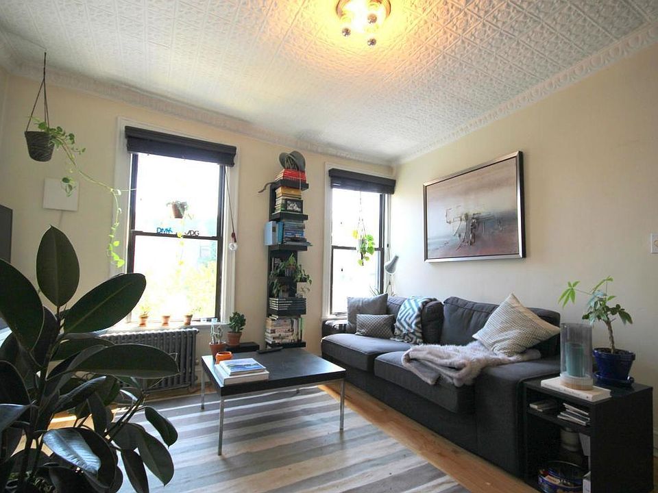 2nd image of 285 Bedford Ave APT 4