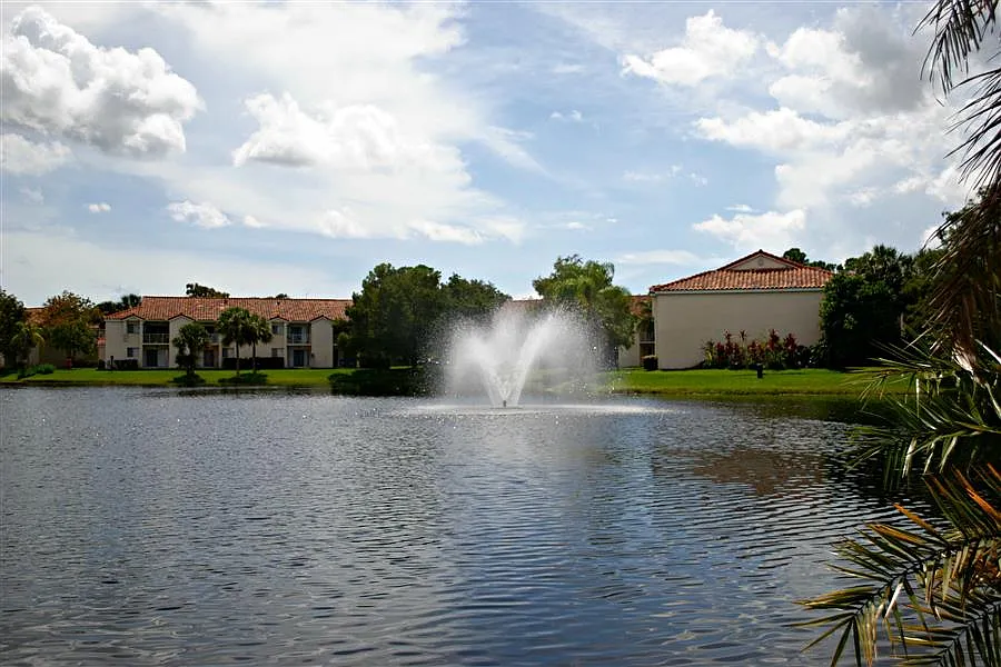 Country Club Lakes Apartments — Photo 4
