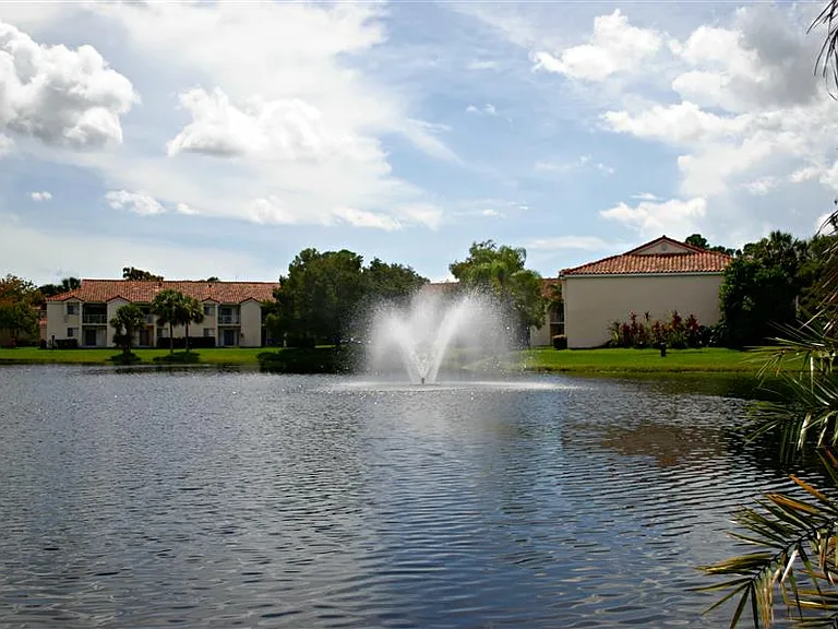 Country Club Lakes Apartments — Photo 4