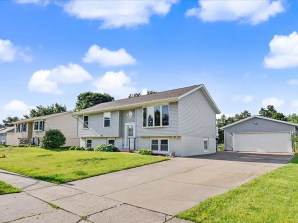 1895 Tam O Shanter Dr, Bettendorf, IA 52722