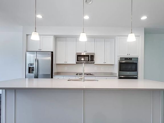 2nd image of 1212 Hickory Hill Cir