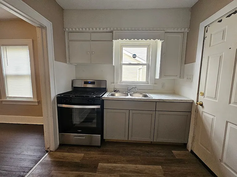 668 Roscoe Ave — Photo 1