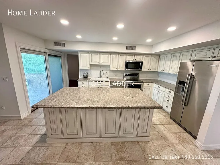 8084 E Del Laton Dr — Photo 3