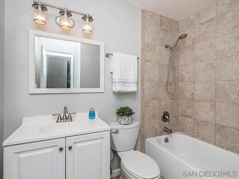 1645 Emerald St #1L — Photo 48