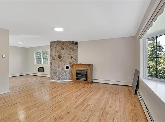 5th image of 42 Fort Worth Pl