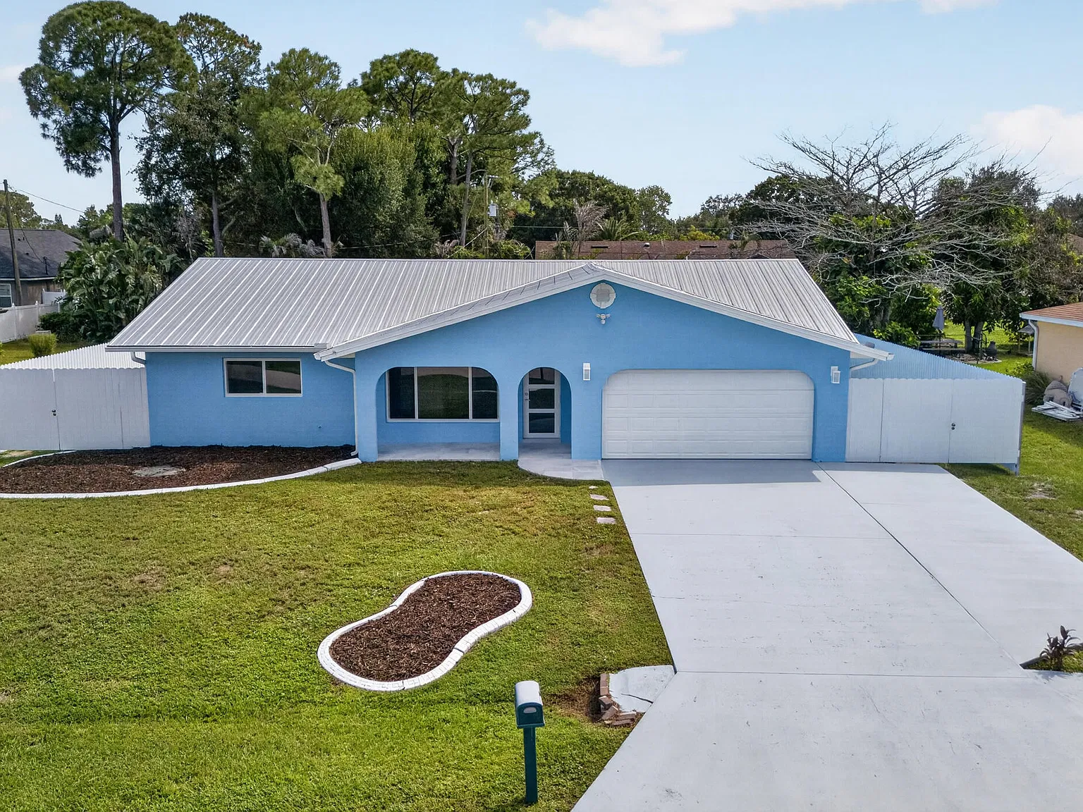 3 bed, 2.0 bath, 1926 sqft, $2,800 — Photo 1
