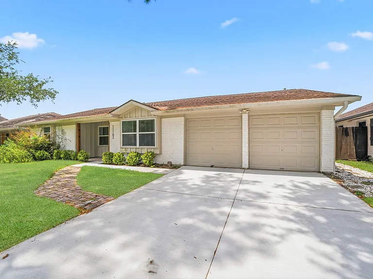 11102 Endicott Ln — Photo 3