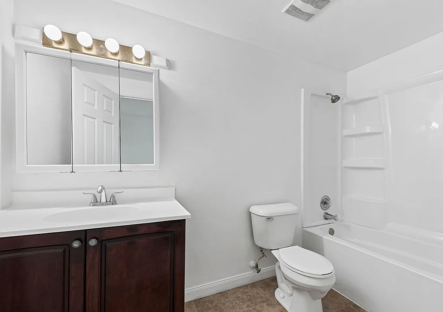 Townhouse in Hoffman Estates — Photo 2