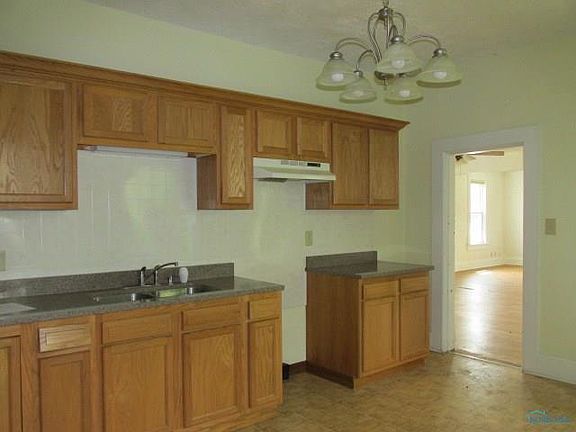 5th image of 327 Windsor Ln